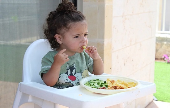 ¿Cómo enseñarle a un niño a comer sano?