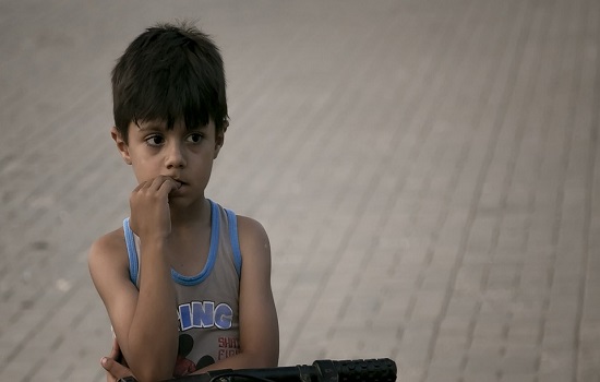 ¿Cómo explicarle a un niño que no debe hablar con extraños?